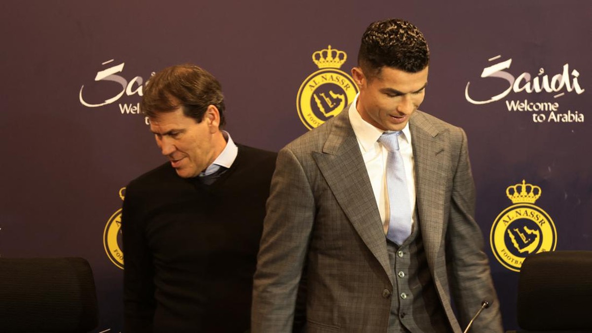 Rudi Garcia (kanan) ingin bikin Cristiano Ronaldo bahagia lagi (REUTERS/AHMED YOSRI)