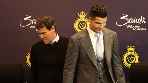 Soccer Football - Al Nassr unveil new signing Cristiano Ronaldo - Mrsool Park, Riyadh, Saudi Arabia - January 3, 2023  Al Nassr coach Rudi Garcia and new signing Cristiano Ronaldo during the press conference REUTERS/Ahmed Yosri