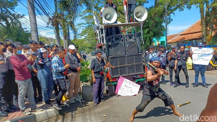 Massa pertontonkan debus di tengah sidang eks Ketua DPRD Jabar