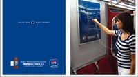 Pepsi menyediakan poster interaktif yang bisa memutar musik bagi mereka yang bosan di kereta.  