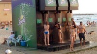 Iklannya bikin serasa mandi soda di pantai. Segaaarrr...  