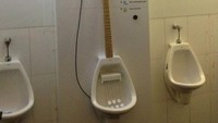 Setiap pria seketika bisa menjadi bintang rock saat buang air kecil di sini.  