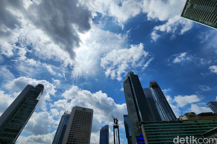 Tampak langit biru terlihat di sejumlah tempat seperti kawasan GBK, Senayan, hingga Dukuh Atas dan Bundaran HI, Senin (9/1/2024).