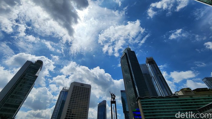 Tampak langit biru terlihat di sejumlah tempat seperti kawasan GBK, Senayan, hingga Dukuh Atas dan Bundaran HI, Senin (9/1/2024).