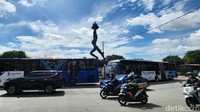 Tampak langit biru terlihat di sejumlah tempat seperti kawasan GBK, Senayan, Dukuh Atas, dan Bundaran Hotel Indonesia.