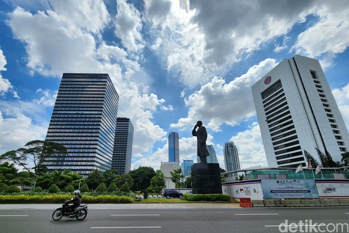 Tampak langit biru terlihat di sejumlah tempat seperti kawasan GBK, Senayan, hingga Dukuh Atas dan Bundaran HI, Senin (9/1/2024).