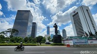 Langit biru dan awan putih menggelantung di atas ibu kota.