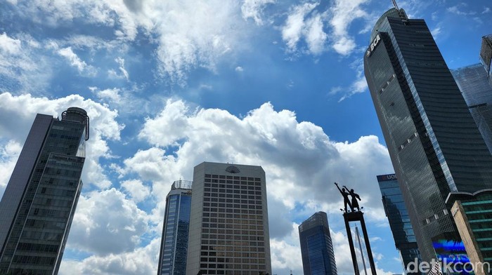 Tampak langit biru terlihat di sejumlah tempat seperti kawasan GBK, Senayan, hingga Dukuh Atas dan Bundaran HI, Senin (9/1/2024).