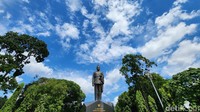 Begini penampakan langit Jakarta Pusat, Senin (9/1/2023) siang.