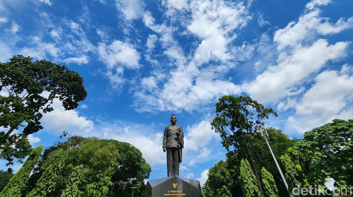 Tampak langit biru terlihat di sejumlah tempat seperti kawasan GBK, Senayan, hingga Dukuh Atas dan Bundaran HI, Senin (9/1/2024).