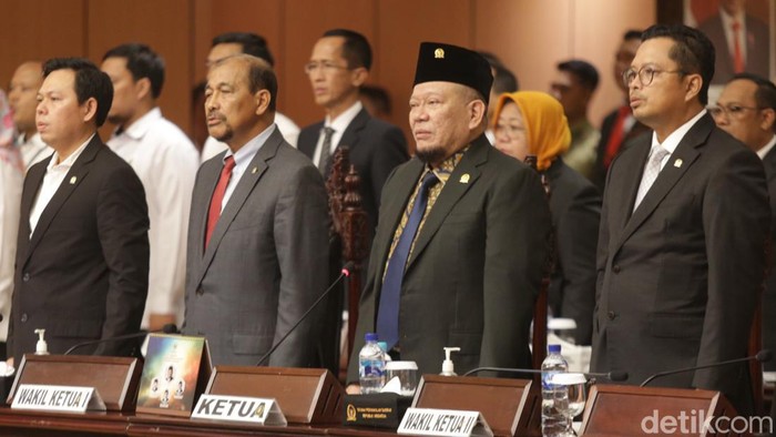 DPD RI menggelar masa Sidang Paripurna ke-7 Masa Sidang III Tahun 2022-2023. DPD RI menyoroti kebijakan pemerintah seperti Perppu dan Ciptaker.