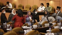 Ia kemudian menyinggung amanat UUD RI Tahun 1945, di mana Perppu yang telah diterbitkan harus mendapat persetujuan dari DPR RI. Apabila tak disetujui, perppu mesti dicabut. Karena itulah, Nono meminta masyarakat memberi kesempatan kepada DPR mengkaji Perppu Ciptaker tersebut.