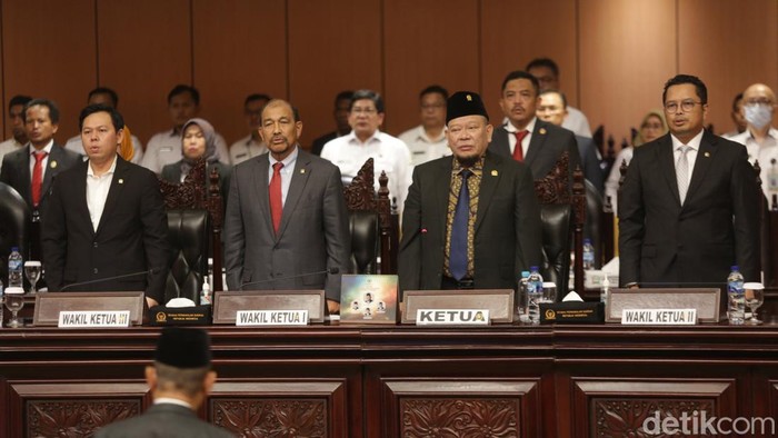 DPD RI menggelar masa Sidang Paripurna ke-7 Masa Sidang III Tahun 2022-2023. DPD RI menyoroti kebijakan pemerintah seperti Perppu dan Ciptaker.