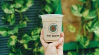 Dengan harga Rp 15.000 kamu bisa mendapatkan segelas s kopi susu gula aren di Semarang. Es kopi susu ini bisa kamu dapatkan di kafe Kopi-kopian. Foto: Indah Salimin 