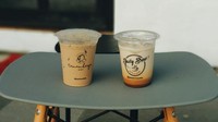 Di sekitar Jalan Veteran, Semarang kamu akan menemukan kedai Kopi Teman Kerja. Kedai tersebut juga punya menu es kopi susu gula aren yang dibanderol sekitar Rp 15.000. Foto: Indah Salim