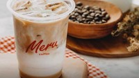 Manis segar es kopi susu gula aren yang ada di Bandung, bisa juga kamu dapatkan di kedai Kopi Meru. Es kopi susu di sini dibanderol mulai dari Rp 15.000. Foto: Kopi Meru