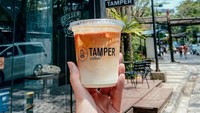 Tamper Coffee menawarkan es kopi susu gula aren yang disebut Es Kopi Susu Mahal. Meskipun namanya mahal, tetapi harganya terbilang terjangkau. Hanya Rp 18.000. Foto: Instagram @tampercoffeejkt