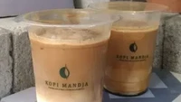 Es kopi susu gula aren di Kopi Mandja Bandung ini sering jadi favorit banyak orang. Harganya dibanderol Rp 15.000. Foto: Kopi Manja Foto: Pergikuliner