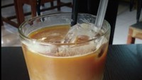 Di bilangan Melawai, Blok M ada kafe bernama Kopi Ojo Kenangan. Kedai kopi sederhana ini menawarkan banyak varian kopi, salah satunya ada kopi susu gula aren. Foto: Google Review