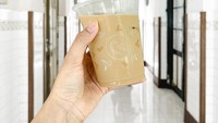 Kafe Couvee di Tanjung Duren memiliki menu es kopi gula aren yang dinamakan es kopi Java. Menu ini diracik dengan 2 shot espresso. Harganya Rp 18.000. Foto: Instagram @couvee.idn