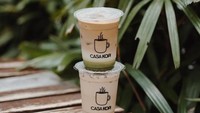 Casa Kopi yang memiliki dua cabang di Jakarta ini menawarkan es kopi susu jadoel yang merupakan racikan dari gula aren. Selain itu, di sini juga tersedia kopi susu pandan. Foto: Instagram @casa.kopi