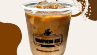 Dengan harga Rp 16.000 kamu sudah bisa menikmati kopi susu yang manis legit di Kampoeng Koe Coffee di kawasan Tebet, Jakarta Selatan. Foto: Instagram @kampoengkoe.coffee