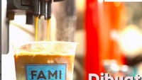 Minimarket Family Mart pun menawarkan menu es kopi susu gula aren. Harganya terjangkau hanya berkisar Rp 13.000. Foto: Instagram @familymatrtid