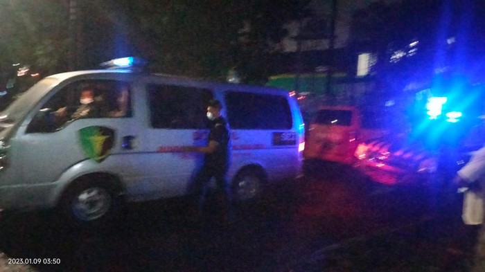 Evakuasi pencuri mobil yang tewas di selokan usai diburu warga.