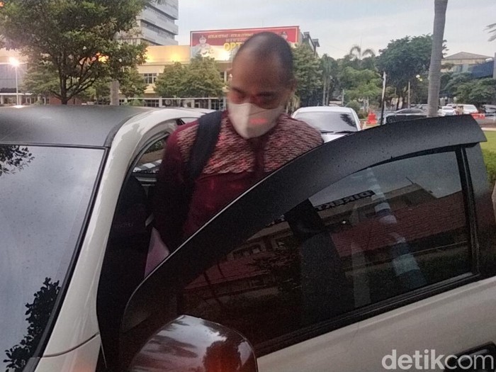 Ferry Irawan naik taksi online yang dipesannya setelah memenuhi pemeriksaan di Polda Jatim