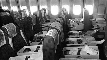Bayi perang Vietnam yatim piatu diterbangkan ke LAX, 12 April 1975 Foto: Instagram/The History Atlas 