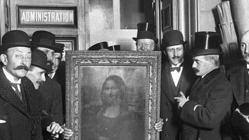 21 Agustus 1911 Mona Lisa dicuri dari Louvre. Pencuri, Vincenzo Peruggia, ditemukan dan ditangkap dua tahun kemudian pada tahun 1913. Mantan karyawan Louvre itu masuk begitu saja ke museum, memindahkan lukisan terkenal itu dari dinding, menyembunyikannya di bawah pakaiannya, dan melarikan diri. Foto: Instagram/The History Atlas 