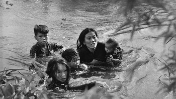 Sebuah keluarga Vietnam Selatan menyeberangi sungai sambil melarikan diri dari serangan bom oleh pasukan AS. Kota mereka telah menjadi basis lokal untuk pasukan Vietcong dan otoritas AS merekomendasikan warga untuk mengungsi sebelum penyerbuan. (7 September 1965) Foto: Instagram/The History Atlas 