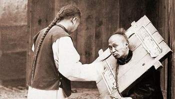 Pria Cina yang dermawan memberi makan seorang penjahat yang memakai cangue (alat yang digunakan untuk penghinaan publik dan hukuman fisik di Asia Timur). Hukuman tersebut seringkali selama beberapa bulan, dan menampakkan diri mereka di tempat umum. Mereka ketergantungan pada orang lain untuk diberi makan, paling buruk, mereka mungkin mati kelaparan. Tanda di cangue menggambarkan kejahatan pria itu. 1905 Foto: Instagram/The History Atlas 
