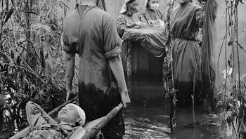 Petugas Medis Viet Cong Mengoperasi Prajurit Kamboja yang Terluka, 1970 Foto: Instagram/The History Atlas 