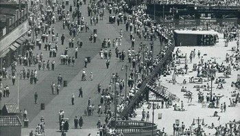 Minggu Di Pulau Coney 1949 Foto: Instagram/The History Atlas 