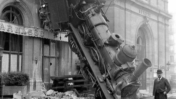 Pada 22 Oktober 1895, kereta ekspres dari Granville ke Paris terlambat. Berharap datang tepat waktu, masinis menambah kecepatan lokomotif uap yang membawa 131 penumpang itu. Saat memasuki terminal Montparnasse, kereta melaju dengan kecepatan sekitar 25 hingga 37 mil per jam. Rem udara gagal atau terlambat dipasang, dan kondektur terlalu sibuk dengan dokumen sehingga tidak bisa melepaskan rem tangan tepat waktu. Kereta menabrak penyangga di ujung rel menerobos dinding stasiun, jatuh ke jalan. Seorang wanita di trotoar yang sedang mengurus kios koran suaminya tewas tertimpa batu. Lima orang di dalam kereta terluka. Masinis didenda 50 franc. Foto: Instagram/The History Atlas 