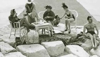 Turis berjemur dan minum teh di atas Piramida Agung Giza, 1938 Foto: Instagram/The History Atlas 