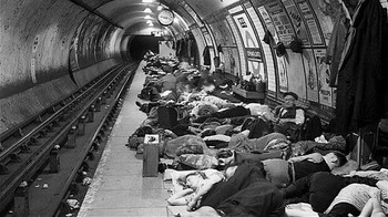 Orang-orang tidur di peron stasiun Elephant and Castle yang padat saat berlindung dari serangan udara Jerman selama London Blitz. Foto: Instagram/The History Atlas 