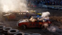 Kompetisi bertajuk Demolition Derby ini rupanya digelar untuk menggalang dana bagi anak-anak penderita kanker.