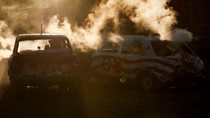 Ganasnya Lomba Mobil di Malta, Saling Sikut Demi Tujuan Mulia Drivers take part in a car demolition derby organised by the Cars and Motorcycles Sport Association (Malta) to raise funds for the Puttinu Cares children's cancer support group in Ta' Qali, Malta, January 8, 2023. REUTERS/Darrin Zammit Lupi