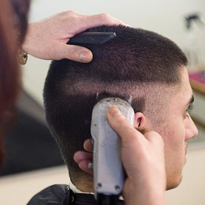 7 Inspirasi Gaya Crew Cut, Potongan Rambut Cepak Pria yang Populer