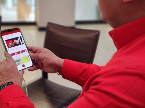 Hasto menjajal aplikasi pintar terbaru PDIP usungan Prananda Prabowo
