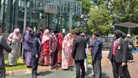 Wan Azizah Wan Ismail bersama Imam Besar Masjid Istiqlal Nasaruddin Umar bertolak dari Masjid Istiqlal menuju Gereja Katedral sekitar pukul 10.27 WIB. Rombongan Wan Azizah Wan Ismail kemudian melanjutkan perjalanan ke Gereja Katedral melalui Terowongan Silaturahmi. Anggi/detikcom.