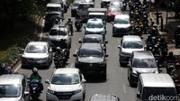 Para pengendara hanya bisa melajukan kendaraan secara perlahan-lahan.