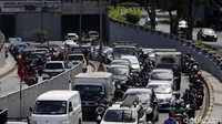 Sesekali kendaraan roda empat terhenti dan nyaris tak bergerak. Sementara kendaraan roda dua terlihat melaju dari lajur sebelah kiri.