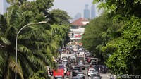 Bunyi klakson kendaraan terdengar saling bersaut-sautan di tengah kemacetan tersebut.