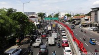 Arus lalu lintas yang mengarah ke Tebet macet, Senin (19/1/2023). Sementera arah sebaliknya lancar.