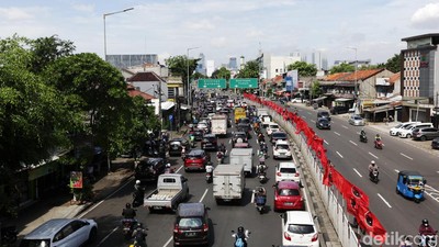 Jalan Basuki Rahmat Arah Tebet Macet, Ini Penampakannya