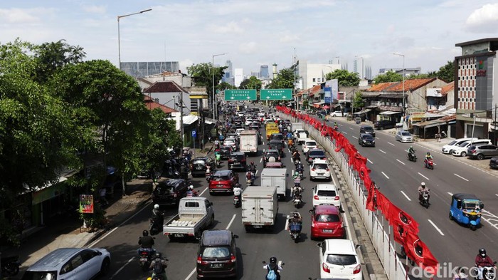 Kendaraan terjebak kemacetan di Jalan Jenderal Basuki Rahmat Kawasan Pasar Gembrong arah Tebet, Jakarta Timur, Senin (19/1/2023). Kendaraan melaju sangat pelan karena padatnya volume kendaraan.