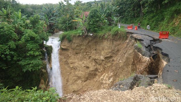 Jalan di Kecamatan Kayen, Kabupaten Pati, tergerus longsor. Foto diambil Senin (9/1/2023). Jalan di Kecamatan Kayen, Kabupaten Pati, tergerus longsor. Foto diambil Senin (9/1/2023).